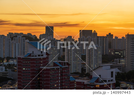 夕暮れ時の黄金色の光に包まれるシンガポールの高層公営住宅(HDB)の街並み 夕暮れ時の黄金色の光に包まれるシンガポールの高層公営住宅(HDB)の街並み 140997443