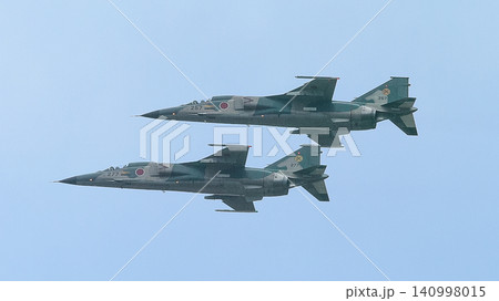 編隊飛行する航空自衛隊F-1戦闘機 編隊飛行する航空自衛隊F-1戦闘機 140998015