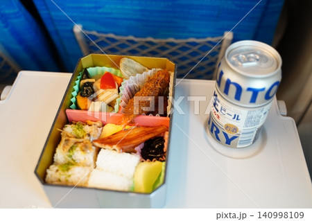 出張帰りの新幹線で味わうお弁当とビール 140998109