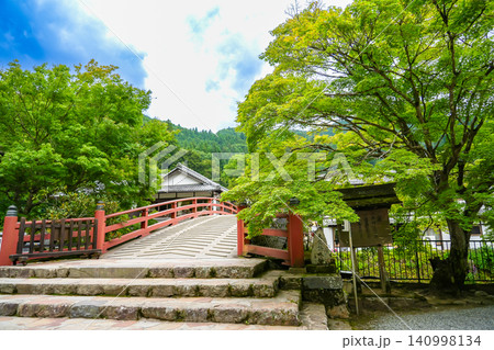 奈良県宇陀市 新緑が美しい室生寺の入り口にある太鼓橋 奈良県宇陀市 新緑が美しい室生寺の入り口にある太鼓橋 140998134