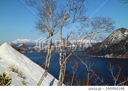 摩周湖第一展望台から望む湖畔の冬景色 摩周湖第一展望台から望む湖畔の冬景色 140998166