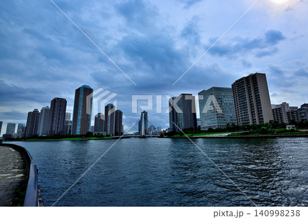 永代橋 隅田川テラスから観る曇り空の夕刻 中央区佃のタワーマンション群 永代橋 隅田川テラスから観る曇り空の夕刻 中央区佃のタワーマンション群 140998238