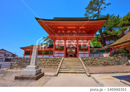 島根県出雲市大社町の日御碕神社 楼門を見る 島根県出雲市大社町の日御碕神社 楼門を見る 140998301