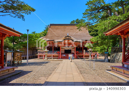 島根県出雲市大社町の日御碕神社 (ひしずみのみや)拝殿を見る 島根県出雲市大社町の日御碕神社 (ひしずみのみや)拝殿を見る 140998303