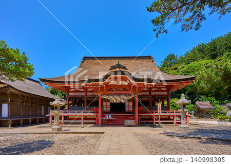 島根県出雲市大社町の日御碕神社 (ひしずみのみや)拝殿を見る 島根県出雲市大社町の日御碕神社 (ひしずみのみや)拝殿を見る 140998305