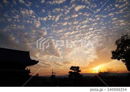 夕日に染まる京都の街並みとくろ谷金戒光明寺の夕暮れ 140998354
