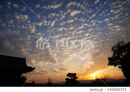夕日に染まる京都の街並みとくろ谷金戒光明寺の夕暮れ 夕日に染まる京都の街並みとくろ谷金戒光明寺の夕暮れ 140998355