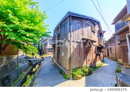 初夏の宿根木の町並み 三角家 佐渡島 新潟県佐渡市 初夏の宿根木の町並み 三角家 佐渡島 新潟県佐渡市 140998374