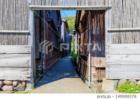 初夏の宿根木の町並み 佐渡島 新潟県佐渡市 初夏の宿根木の町並み 佐渡島 新潟県佐渡市 140998376