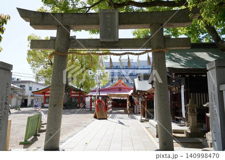 大阪 豊中 服部天神宮の鳥居と境内(初夏) 大阪 豊中 服部天神宮の鳥居と境内(初夏) 140998470