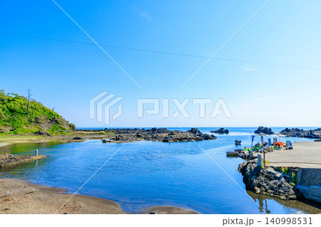初夏の宿根木海岸　佐渡島　新潟県佐渡市 140998531