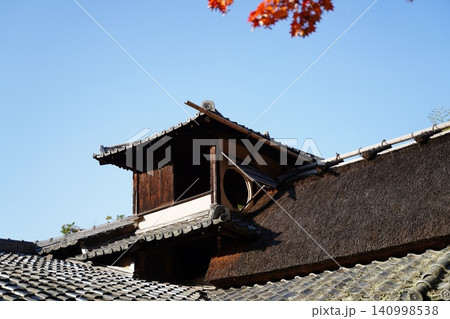 秋の京都の寺院に見られる伝統的な屋根と色づく紅葉 秋の京都の寺院に見られる伝統的な屋根と色づく紅葉 140998538