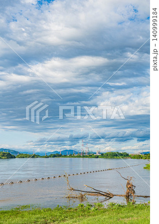 大雨で増水した淀川 大阪府枚方市 大雨で増水した淀川 大阪府枚方市 140999184