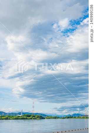 大雨で増水した淀川 大阪府枚方市 大雨で増水した淀川 大阪府枚方市 140999186