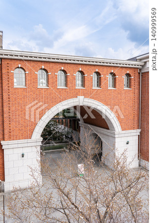 同志社大学　烏丸キャンパス　志高館（国際主義を象徴するキャンパスと建物）煉瓦造景観を継承 140999569