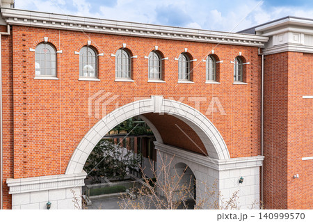 同志社大学 烏丸キャンパス 志高館(国際主義を象徴するキャンパスと建物)煉瓦造景観を継承 同志社大学 烏丸キャンパス 志高館(国際主義を象徴するキャンパスと建物)煉瓦造景観を継承 140999570