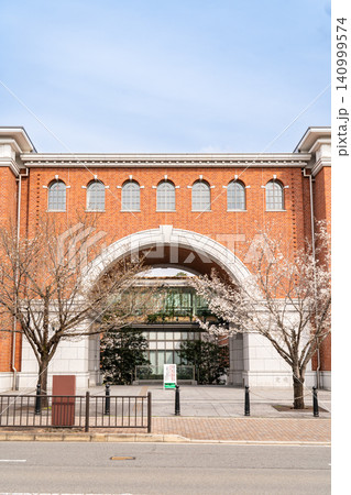同志社大学 烏丸キャンパス 志高館(国際主義を象徴するキャンパスと建物)煉瓦造景観を継承 同志社大学 烏丸キャンパス 志高館(国際主義を象徴するキャンパスと建物)煉瓦造景観を継承 140999574