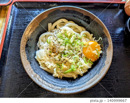 讃岐釜玉うどん 生卵とネギと天かすのトッピング 讃岐釜玉うどん 生卵とネギと天かすのトッピング 140999667