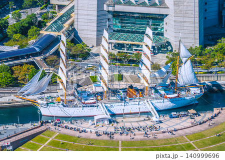 日本の横浜都市景観 新景・総帆展帆の日本丸や横浜ランドマークタワなどを望む＝3日 140999696