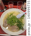 澄んだスープが美しいラーメン 140999735