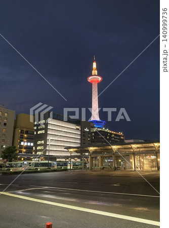 京都タワーのライトアップ夜景 京都タワーのライトアップ夜景 140999736