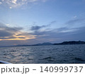 静かな湖面に夕空が映る宍道湖のひととき 140999737