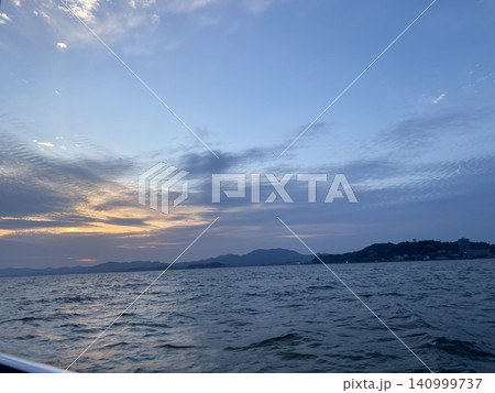 静かな湖面に夕空が映る宍道湖のひととき 140999737