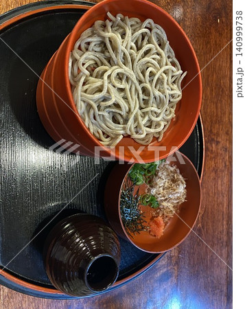 素朴な味わいが広がる出雲そばの一膳 素朴な味わいが広がる出雲そばの一膳 140999738