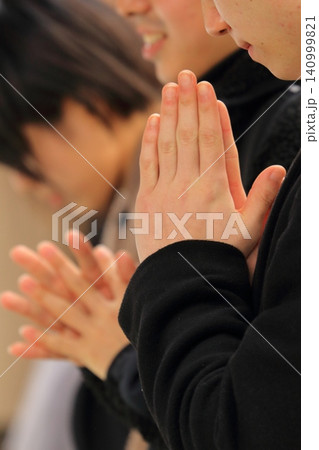 拝む手 合掌 参拝 拝む手 合掌 参拝 140999821