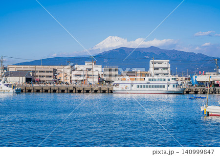 沼津市の沼津漁港の風景(静岡県) 140999847