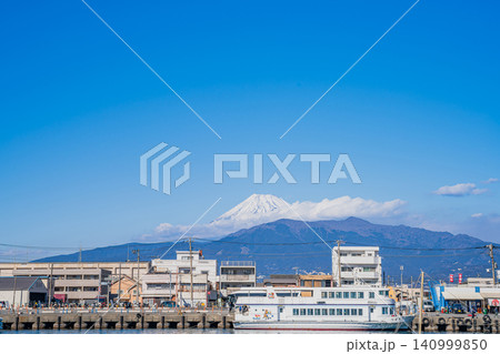 沼津市の沼津漁港の風景(静岡県) 140999850