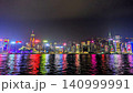 ビクトリア・ハーバーの水面に光が反射する香港の美しい高層ビル群の夜景 140999991