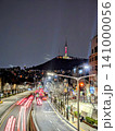 美しくライトアップされた南山ソウルタワーと大通りの光跡が描くソウルのパノラマ夜景 141000056