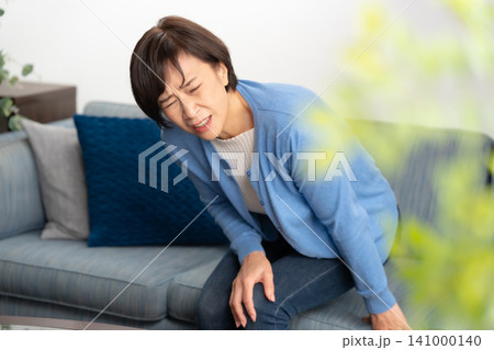 女性 膝関節症 女性 膝関節症 141000140