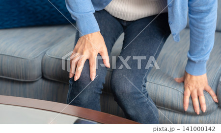 女性 膝関節症 手元 女性 膝関節症 手元 141000142