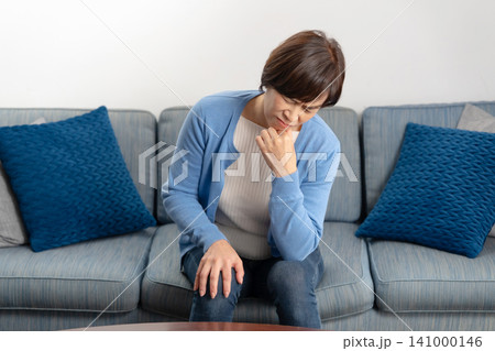女性 膝関節症 女性 膝関節症 141000146