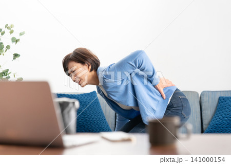 女性 腰痛 女性 腰痛 141000154