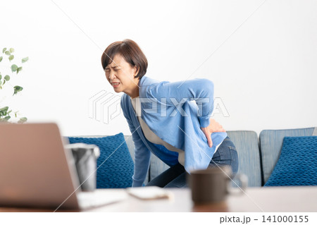 女性 腰痛 女性 腰痛 141000155