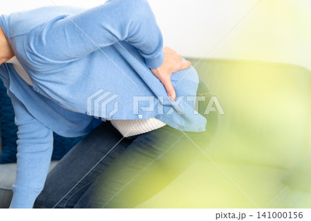 女性 腰痛 手元 女性 腰痛 手元 141000156