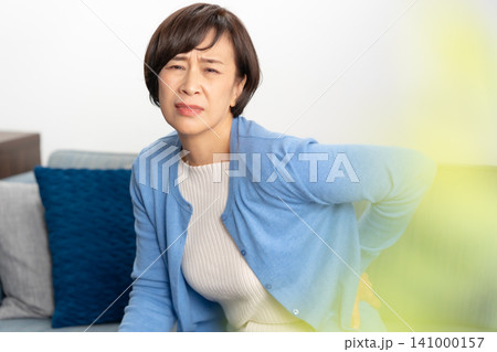 女性 腰痛 女性 腰痛 141000157