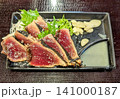 粗塩とたっぷりの薬味で味わう新鮮な高知の鰹のたたきの皿盛り 141000187