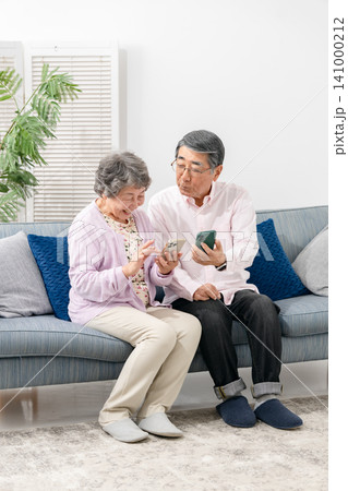 スマートフォンを持つシニア夫婦 141000212