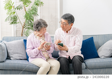 スマートフォンを持つシニア夫婦 141000220