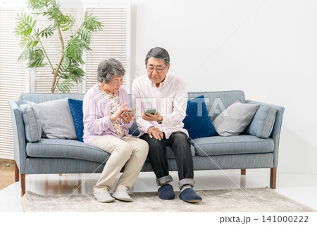 スマートフォンを持つシニア夫婦 141000222