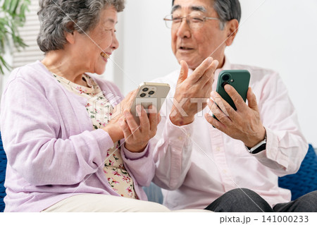 スマートフォンを持つシニア夫婦 141000233
