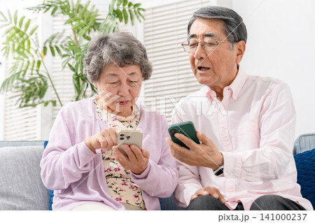 スマートフォンを持つシニア夫婦 141000237