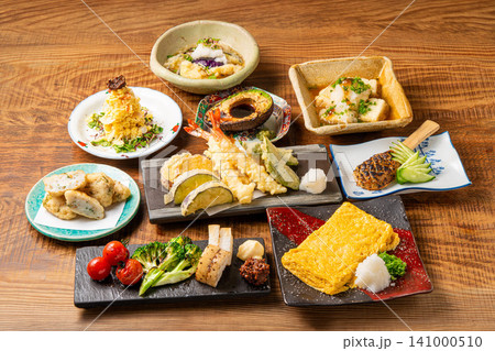 居酒屋の宴会を彩る料理の集合写真 居酒屋の宴会を彩る料理の集合写真 141000510