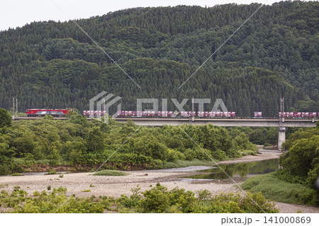 遠くに鉄道車両、JR津軽海峡線 知内町 知内川 遠くに鉄道車両、JR津軽海峡線 知内町 知内川 141000869