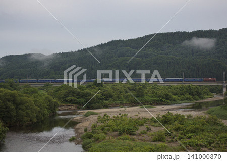 遠くに鉄道車両、JR津軽海峡線 知内町 知内川 遠くに鉄道車両、JR津軽海峡線 知内町 知内川 141000870