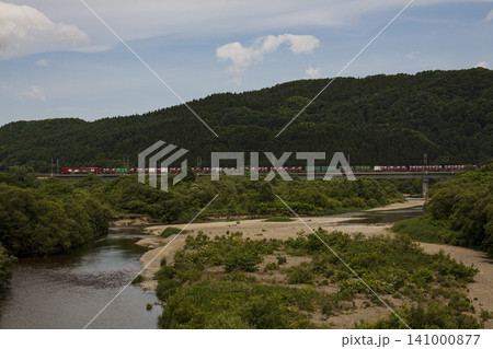 遠くに鉄道車両、JR津軽海峡線 知内町 知内川 遠くに鉄道車両、JR津軽海峡線 知内町 知内川 141000877